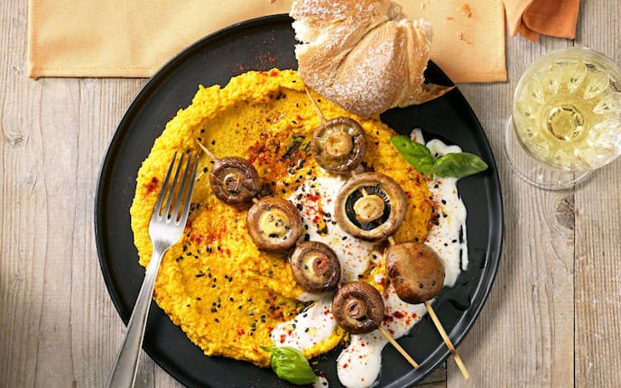 Hauptspeise, vegetarisch, Karottencreme mit Champignonspieße, Sauce, Weckerl, Gebäck, Brötchen, Paprikapulver, Basilikum, Weißwein, Servus Rezept
