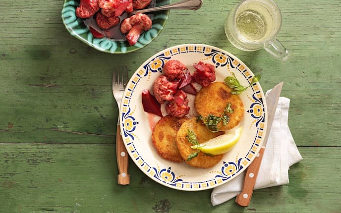 panierter Kohlrabi, Karfiolsalat, rosa Karfiol, Glas mit Wasser, Zitrone, Hauptspeise, vegetarisch, Besteck, Serviette, Teller Servus Rezept