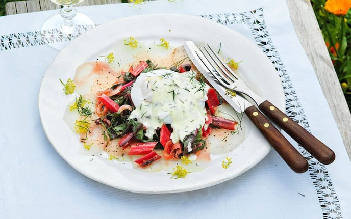 Mangold, pochiertes Ei, Dillblüten, Hauptspeise, Glas Weißwein, Besteck, Teller, Hauptspeise, vegetarisch, Servus Rezept