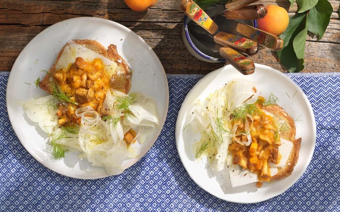 Marillen-Eierschwammerl mit Schafkäse und Fenchel, Tischtuch, Blätter, Messer