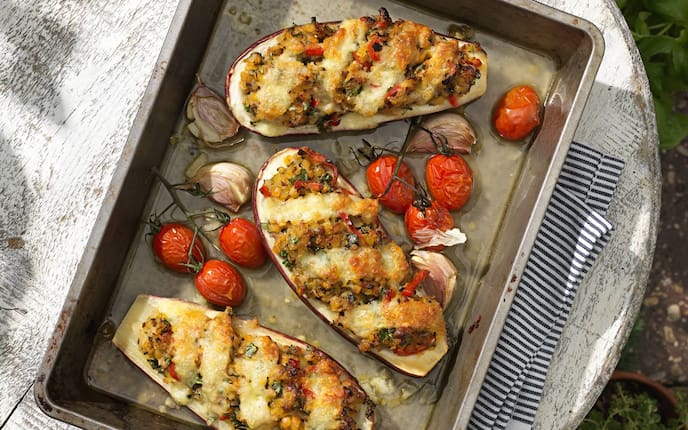 Melanzani, Knoblauch, Tomate, Auflaufform, Käse, Linsen