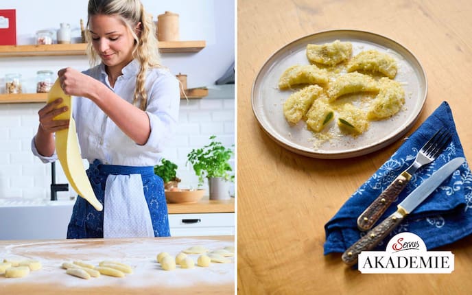 Paula Bründel rollt den Erdäpfelteig aus und hält in gerade mit beiden Händen in der Luft. Daneben die fertigen gefüllten Erdäpfeltaschen mit Spinatfüllung auf einem flachen Teller serviert mit flüssiger Butter und geriebenem Käse.