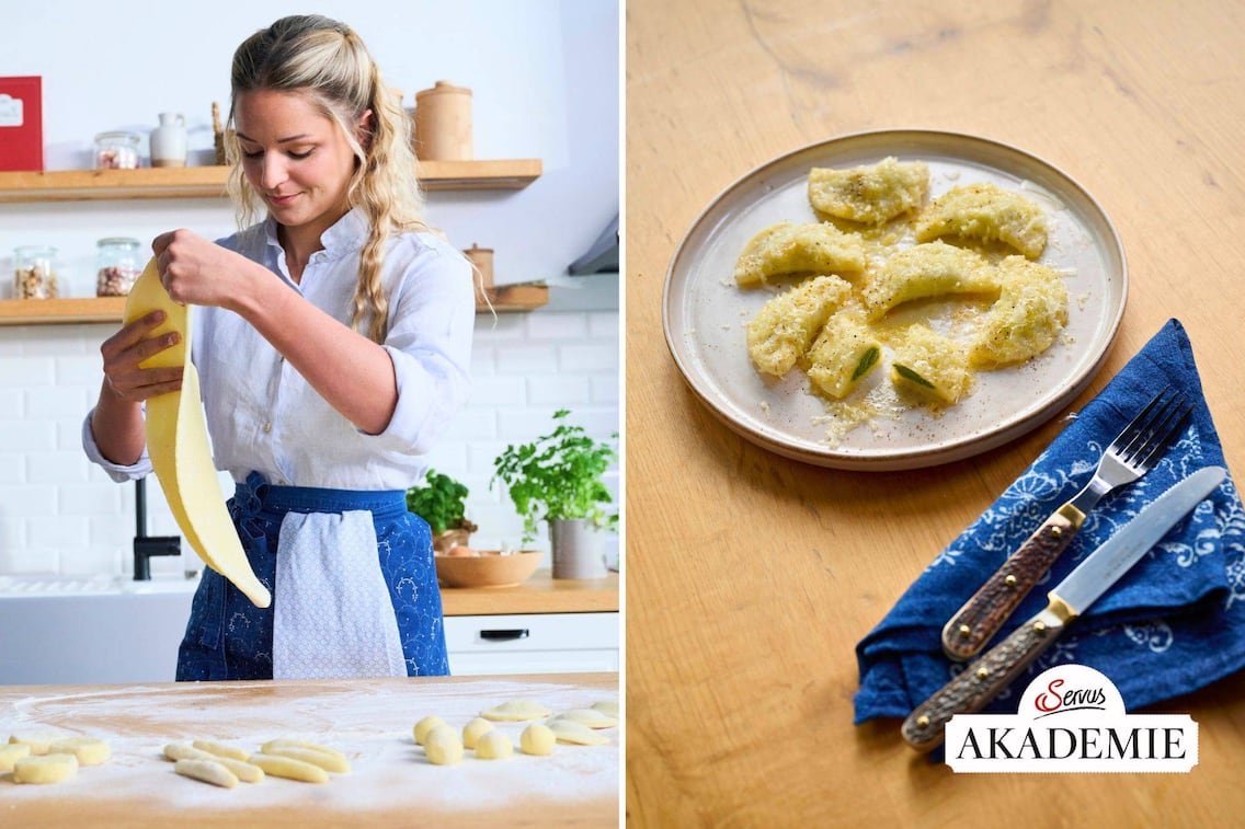 Paula Bründel rollt den Erdäpfelteig aus und hält in gerade mit beiden Händen in der Luft. Daneben die fertigen gefüllten Erdäpfeltaschen mit Spinatfüllung auf einem flachen Teller serviert mit flüssiger Butter und geriebenem Käse.