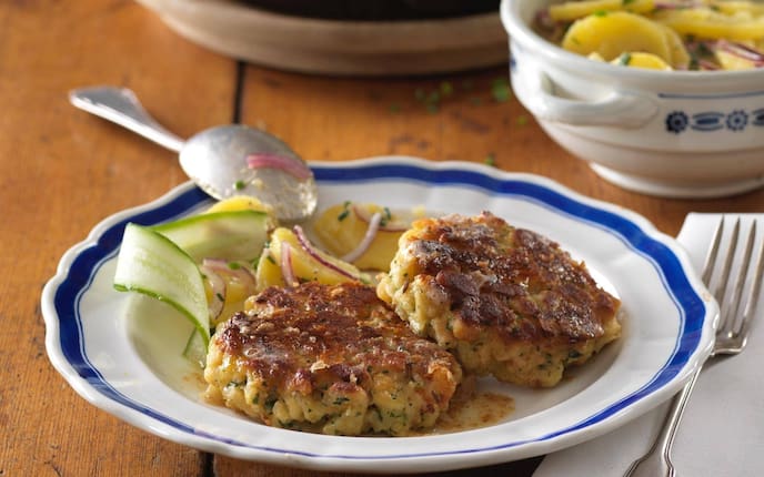 Kartoffelsalat, Gurkenscheiben, Kaspressknödel, Hauptspeise, vegetarisch, Servus Rezept