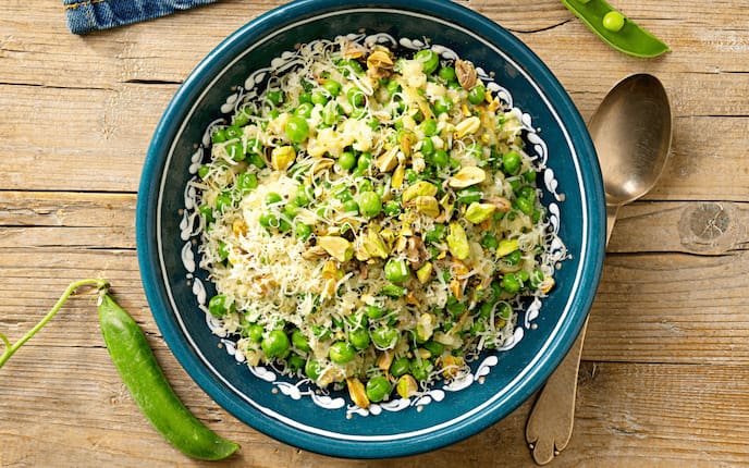 Rollgerste mit Erbsen und Pistazien, Holztisch, Löffel, Schüssel, Zuckerschote, Bergkäse