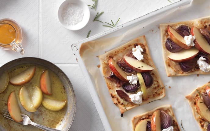 Flammkuchen, rote Zwiebel, Ziefenfrischkäse, Äpfel, Apfelspalten, Rosmarin, Salz, Essig, Backblech, Metallschüssel, Gabel, Hauptspeise, Servus Rezept