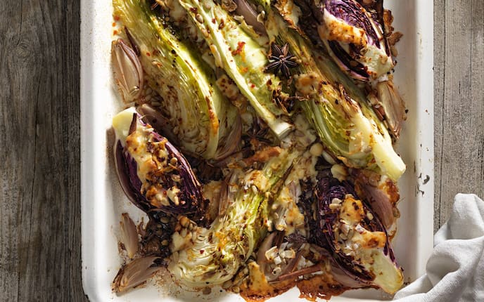 Auflaufform, Kraut, Schalotten, Pinienkerne, Geschirrtuch