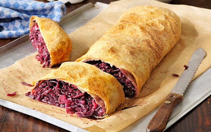 Rotkrautstrudel mit Gänsebraten, Strudel, pikant, Rotkraut, Gänsebraten, Strudelteig, Hauptspeise, vegetarisch, Servus Rezept