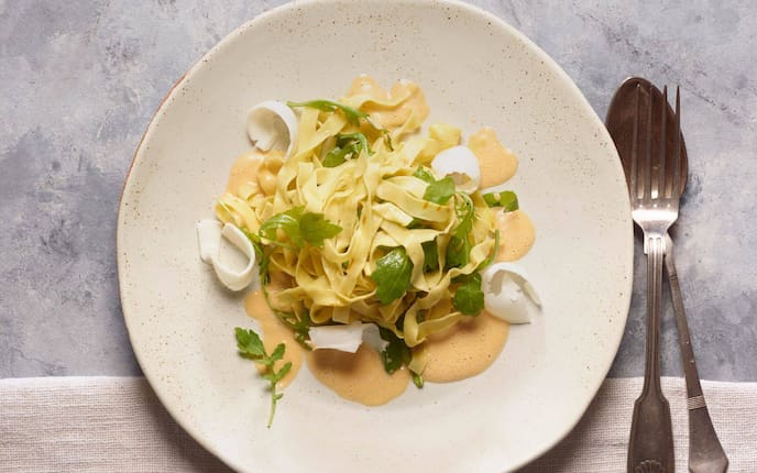 Nudeln, Tagliatelle, Safran, Sauce, Rucola, Ziegenkäse, Hauptspeise, vegetarisch, Servus Rezept