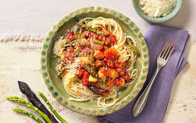 Parmesan, Nudeln, Spaghetti, Spargel, Spargelragout, Tomaten, grüner Spargel, Hauptspeise, Servus Rezept