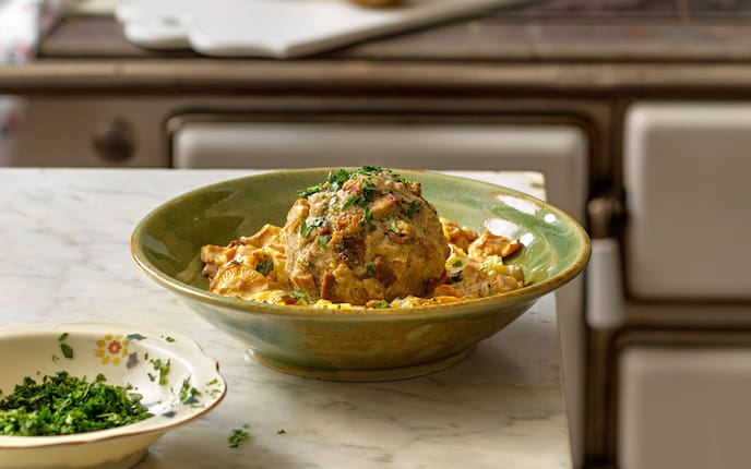 Suppenteller, Knödel, Schwammerl, Petersilie