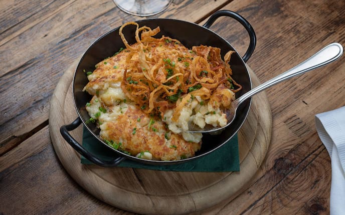 Löffel, Nockerl, Weinglas, Pfanne, Brett, Serviette, Röstzwiebel