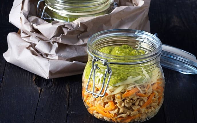 Vollkornknöpfle, Karotten, Kochsalatpesto, Bergkäse, Glas, Gabel