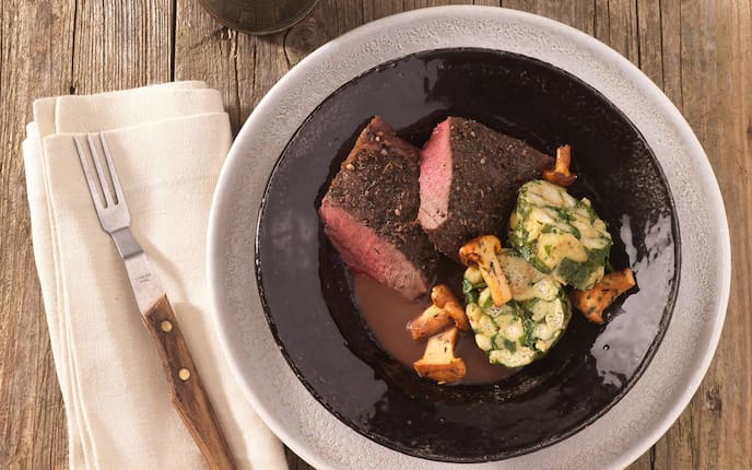 Gams, Gabel, Teller, Dirndlsauce, Eierschwammerl, Serviettenknödel