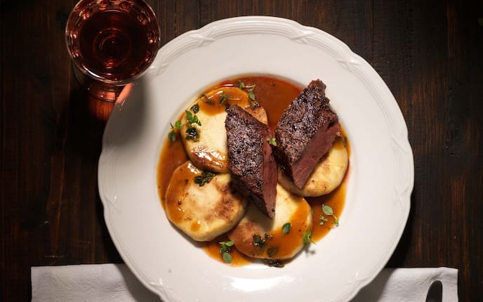 Geschmorte Navetten mit gebratenem Reh, Rotwein, Thymianzweige, Serviette, Bratensauce