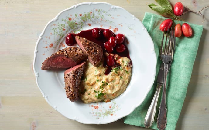 Hasenrücken, Dirndln, Kornelkirschen, Eierschwammerlgries, Besteck, Teller