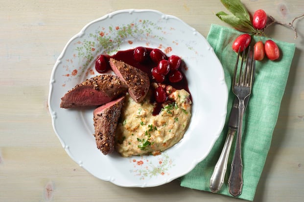 Hasenrücken mit Dirndlsauce und Eierschwammerlgrieß - 0:45 h - Rezept ... Hasenrücken mit Dirndlsauce und Eierschwammerlgrieß - 0:45 h - Rezept ...