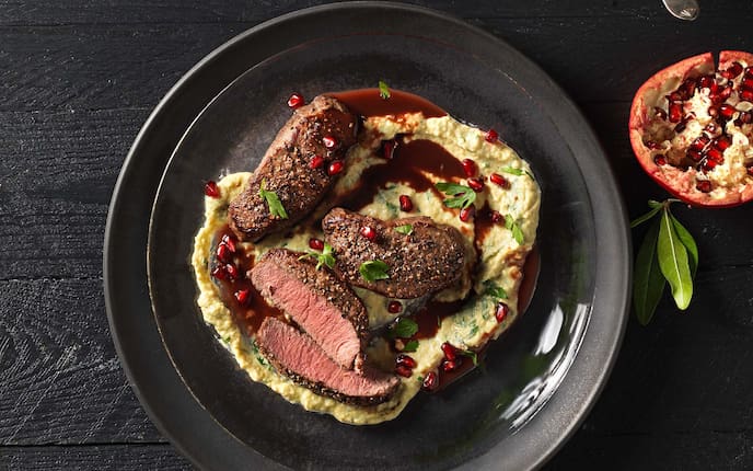 Hirschmedaillons mit Kichererbsen-Püree und Granatapfelsauce, Granatapfel, Teller, Kräuter