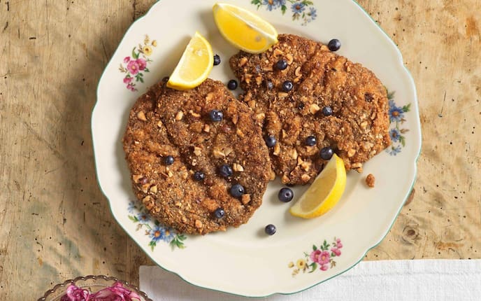 Schnitzel, Wild, Hirsch, paniert, Zitronenspalten, Heidelbeeren, Servus Rezept, Hauptspeise