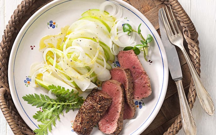 Maibock mit Apfel-Mairübchen-Salat, Schafgarbe, Besteck, Tablett