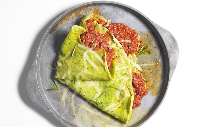 Palatschinken mit Rehsugo, Rosmarin, Marinade, geraspelter Bergkäse