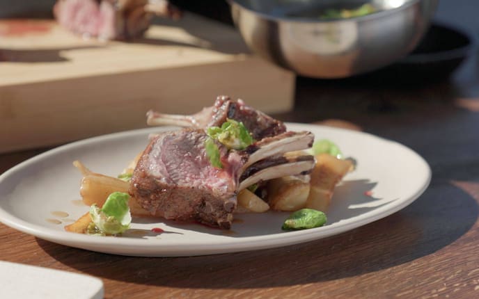 Fleischstücke auf Pastinaken und Kohlsprossen gebettet auf einem Teller