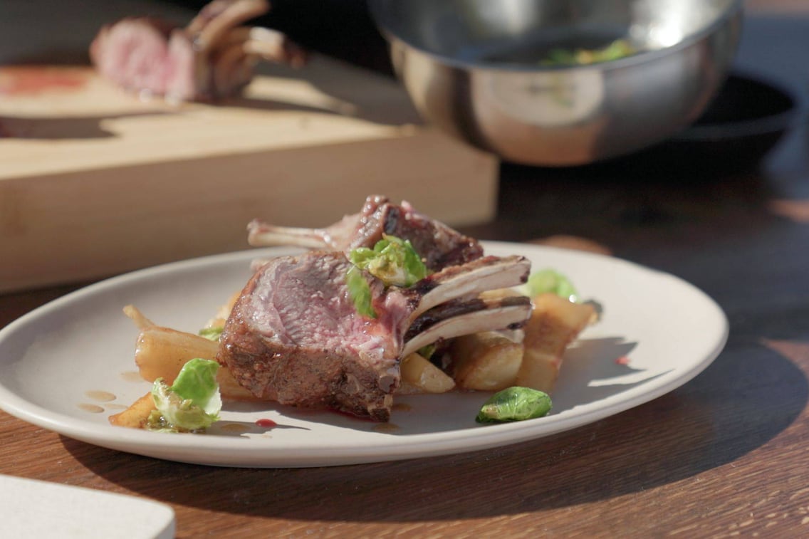 Fleischstücke auf Pastinaken und Kohlsprossen gebettet auf einem Teller