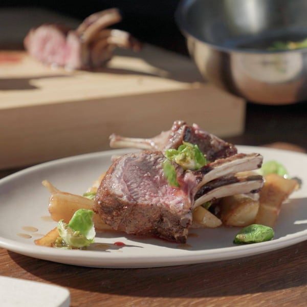 Fleischstücke auf Pastinaken und Kohlsprossen gebettet auf einem Teller