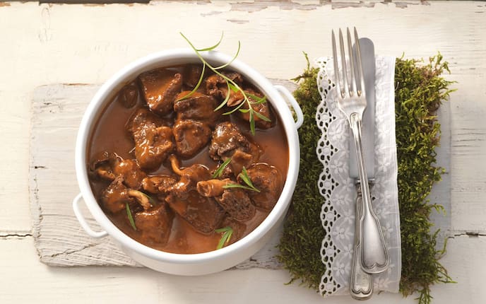 Reh, Rotweinsauce, Rotwein, Rosmarin, Estragon, Besteck, Suppenschüssel