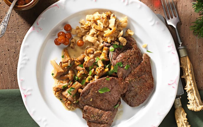 Rehschnitzel, Walnuss-Spätzle. Wild, Gabel, Messer, Eierschwammerl