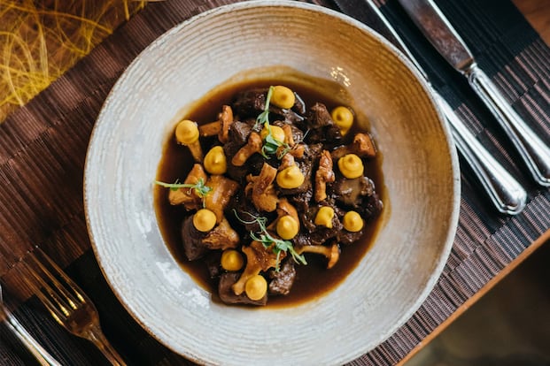 Hirschgulasch mit Eierschwammerln und Kürbiscreme - 2:40 h - Rezept ...