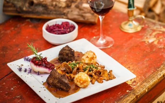 Hirschrückensteak, Rotwein, Rotkraut, Preiselbeermarmelade, Mandelbällchen, Holzscheit, Lavendel