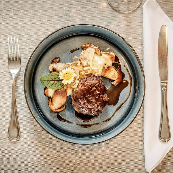 Rehbutterschnitzel, Erdäpfel-Sellerie-Püree, Steinpilze