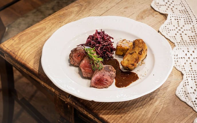 Rehrücken, Hollerrotkraut, Saft, Schwammerlroulade, Hauptspeise, Wild, Servus Rezept