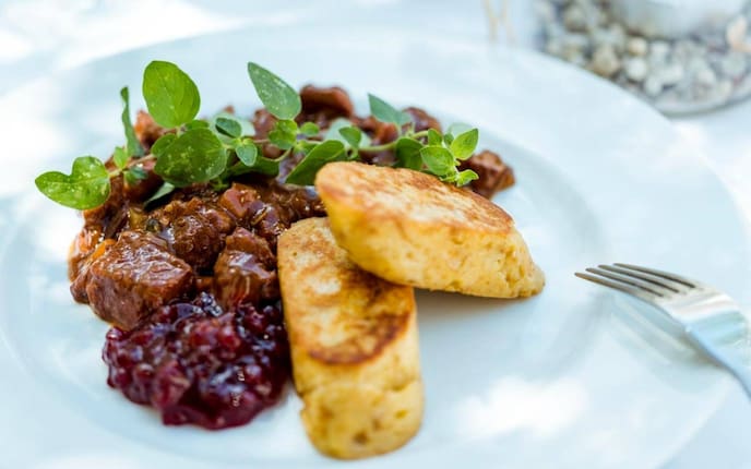 Ragout, Wildragout, Damwildragout, Briocheknödel, Preiselbeeren, Sauce, Hauptspeise, Servus Rezept