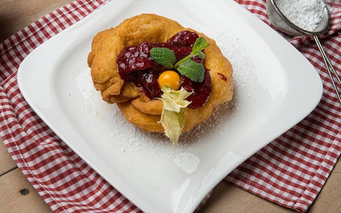 Schmalznudeln, Zwetschkenröster, Staubzucker, Ausgezogene Nudeln