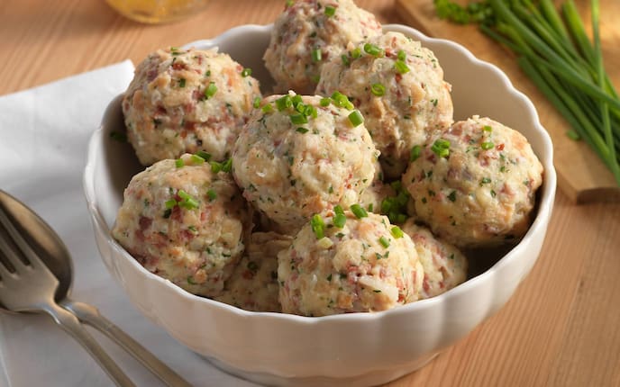 Knödel, Schnittlauch, Bier, Gabel, Löffel, Serviette, Schüssel