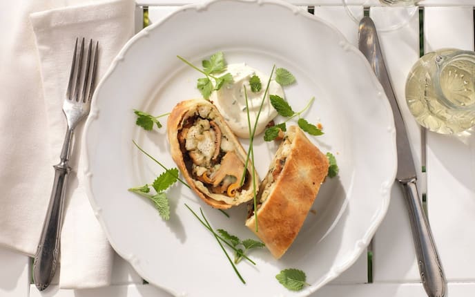 Eierschwammerl, Strudel, Schnittlauch, Wein, Gabel, Messer, Serviette