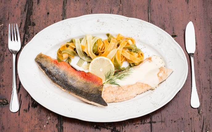 Saiblingsfilet, Weißweinsauce, Nudeln, Zitrone, Dille, Besteck