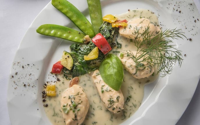 Saiblingsnockerl, Erbsenschoten, Spinat, Paprika, Zucchini, Sauce, Dille, Hauptspeise, Fisch, Servus Rezept