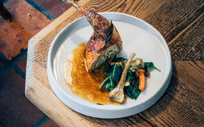 Bauernhendl mit Semmelfülle, Gemüse, Rosmarin, Wirtshaus, Holztisch