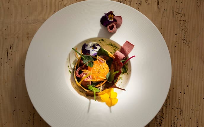 Confierter Dotter, Spinat, Steinbergschinken, Blüten, Biohuhn, Servus Rezept