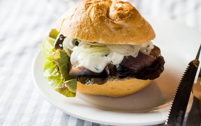 Matjeslaberl, Wachauer Weckerl, Salat, Schnittlauchsauce, Zwiebeln, Messer