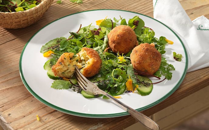 Gurke, Salat, Käse, Almkäse, Knödel, Teller, Gabel, Serviette