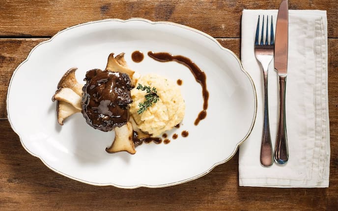 Geschmorter Ochsenschlepp, Asmonte, Polenta, Steinpilze, Rind, Besteck, Serviette, Hauptspeise, Servus Rezept