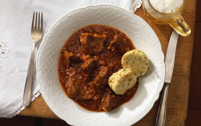 Gulasch, Rind, Semmelknödel, Besteck, Teller, Bier