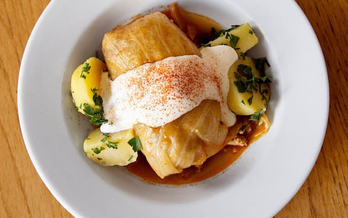 Erdäpfel, Petersilie, Kraut, Sauerrahm, Teller