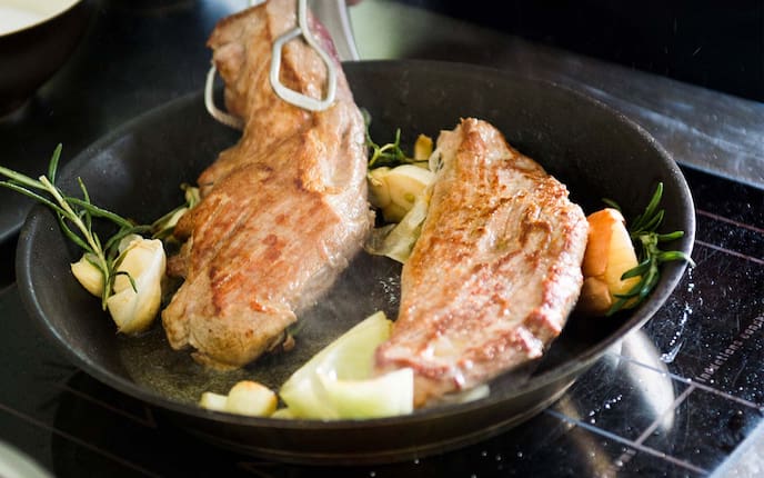 Filet vom Mangalitzaschwein mit Gemüse, Pfanne, Rosmarin, Zwiebel