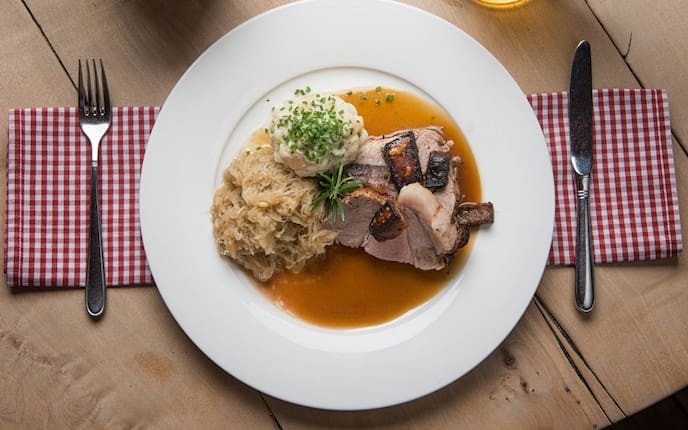 Krustenbraten, Schwein, Karamellsauerkraut, Semmelknödel, Bier, Besteck, Teller, Hauptspeise, Servus Rezept