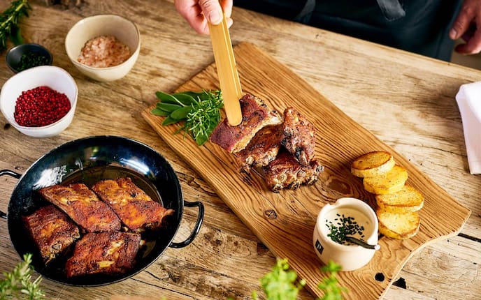 Ripperl, Ofenkartoffeln, Sauerrahmsauce, Zange, Pfanne, Gewürze